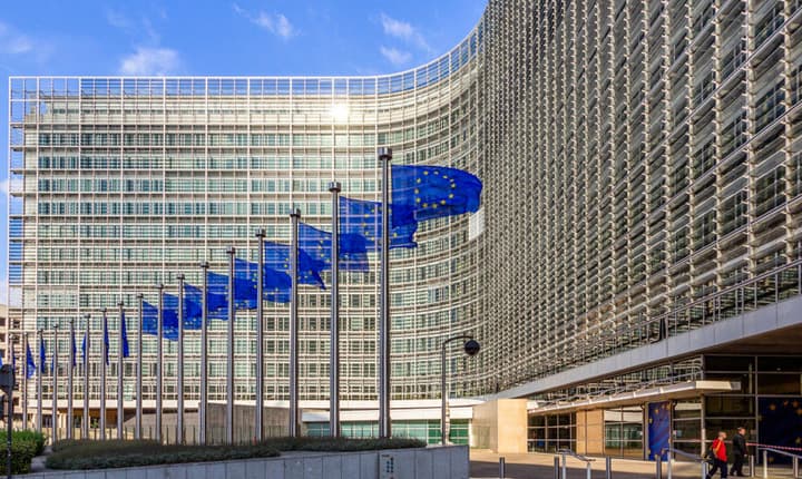 La Commissione attiva dazi acciaio al 50% e piano aiuti per crisi energetica